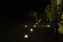 Terrasse illuminée par les spots le soir.