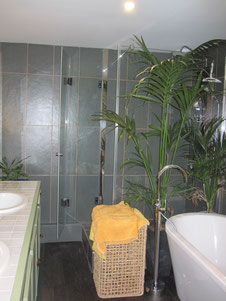 Porte de la douche de la 2e suite du 1er étage.