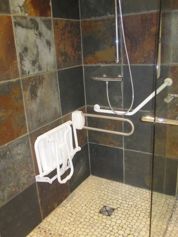La douche aux normes aux normes du réseau "Tourisme et Handicaps".