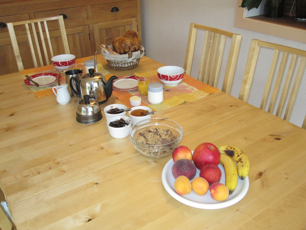 On sert aussi des yaourts maison ou des fruits.