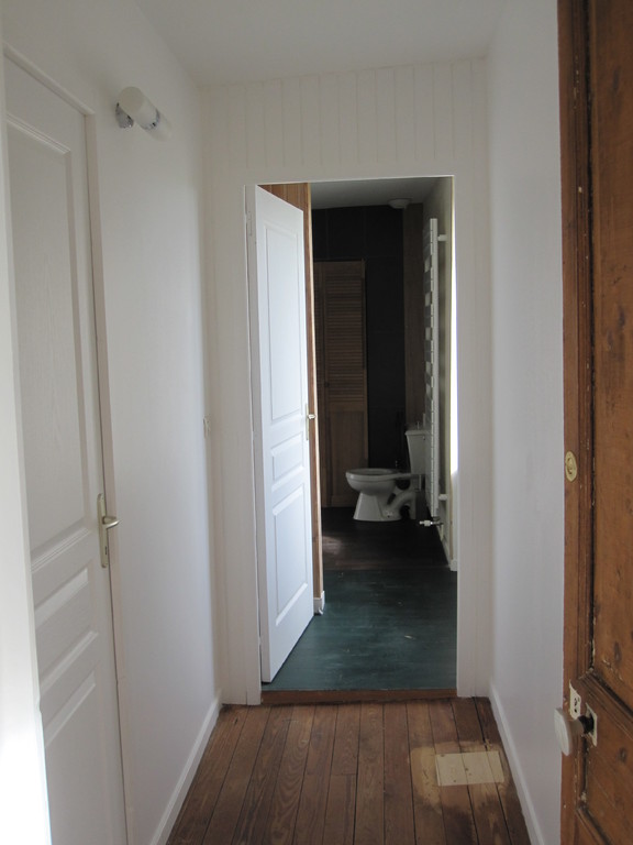 Vue du petit couloir privé donnant sur la chambre à gauche et sur la SdB au fond.