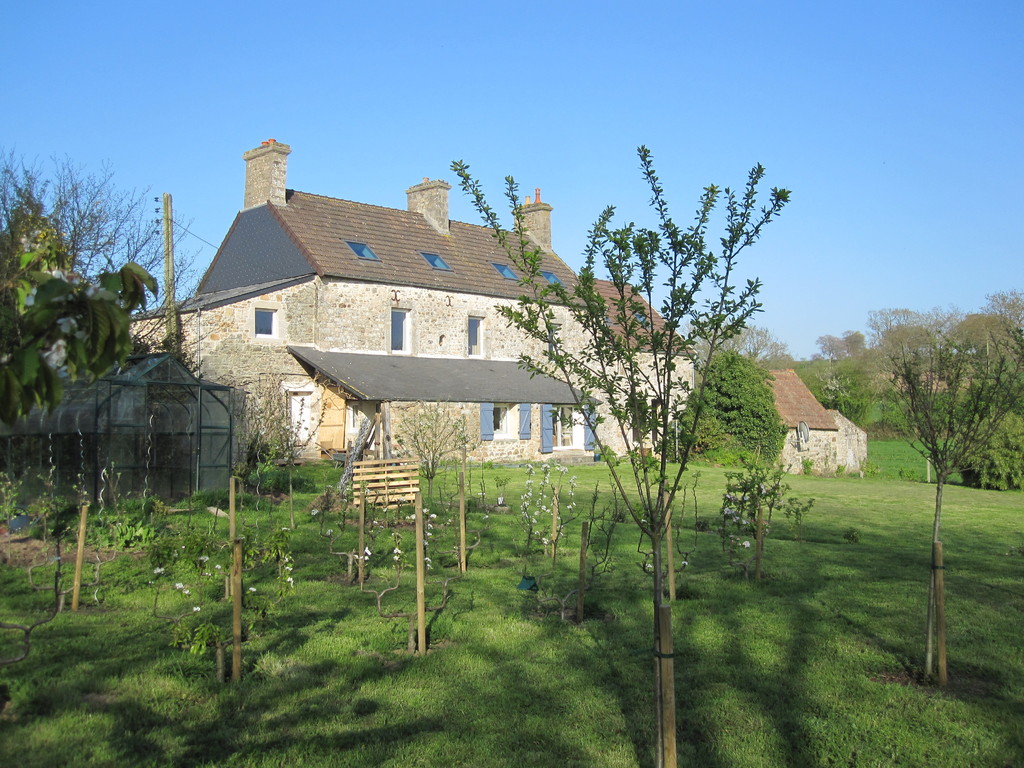 La maison vue du verger.